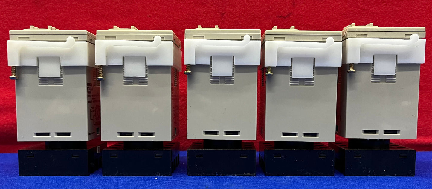 1 LOT QTE 5 - MINUTERIE À SEMI-CONDUCTEURS OMRON H3CA-8 AVEC BASE OMRON P36-08