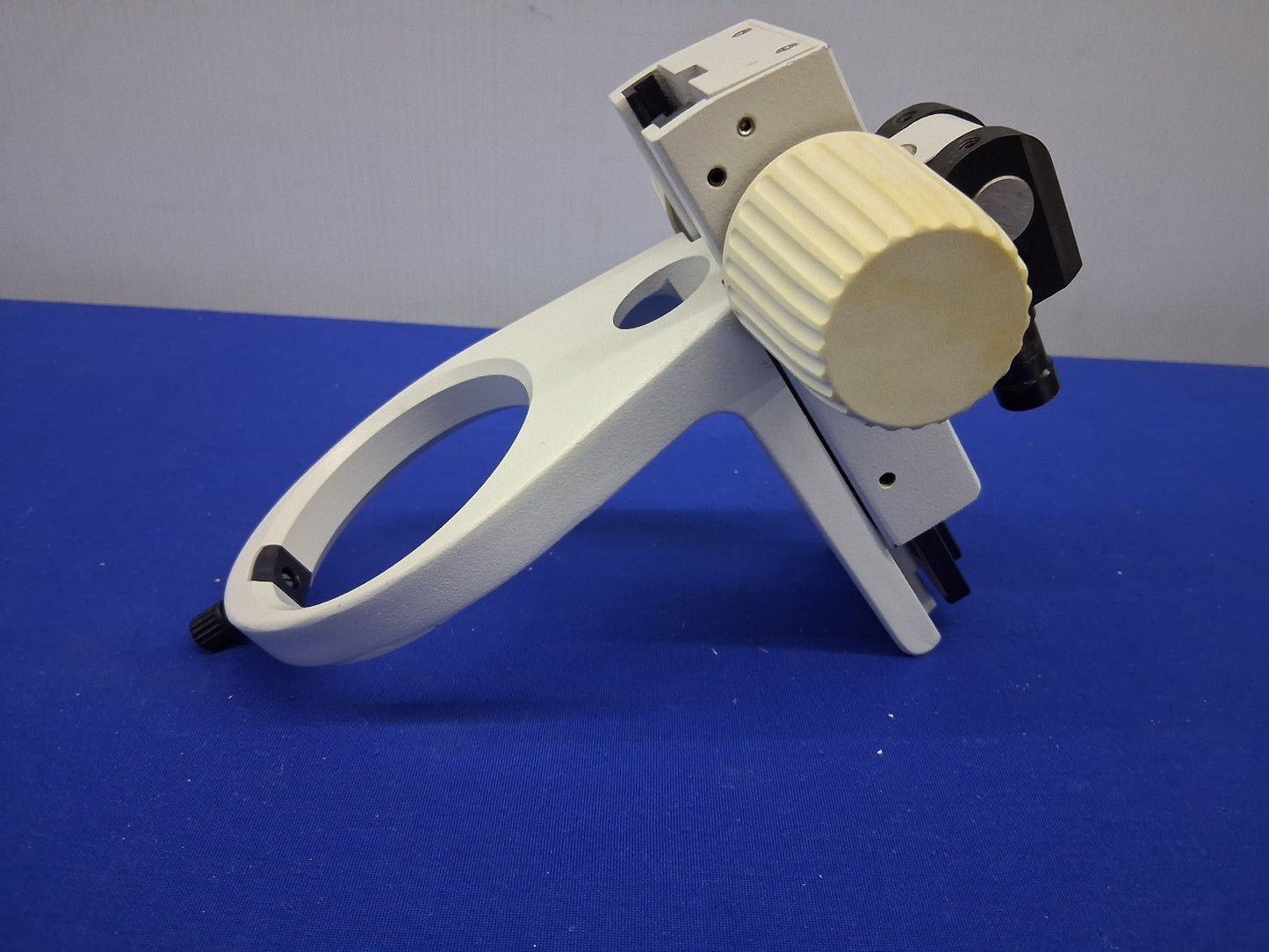 LEICA 10445945 STEREO MICROSCOPE FOCUS MOUNT POD HOLDER MICROSCOPE HOLDER 76MM