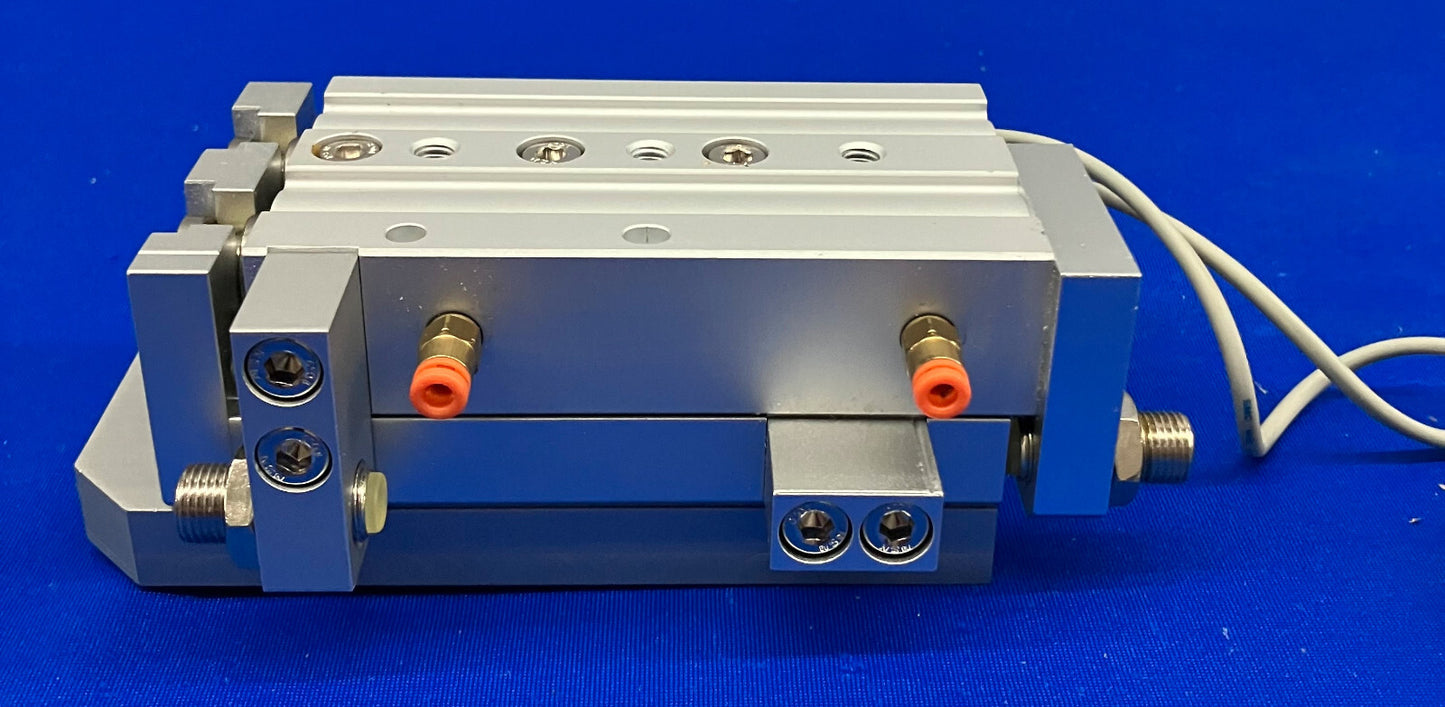 PRESSE À COULISSEAU DE TABLE SMC MXS16-50