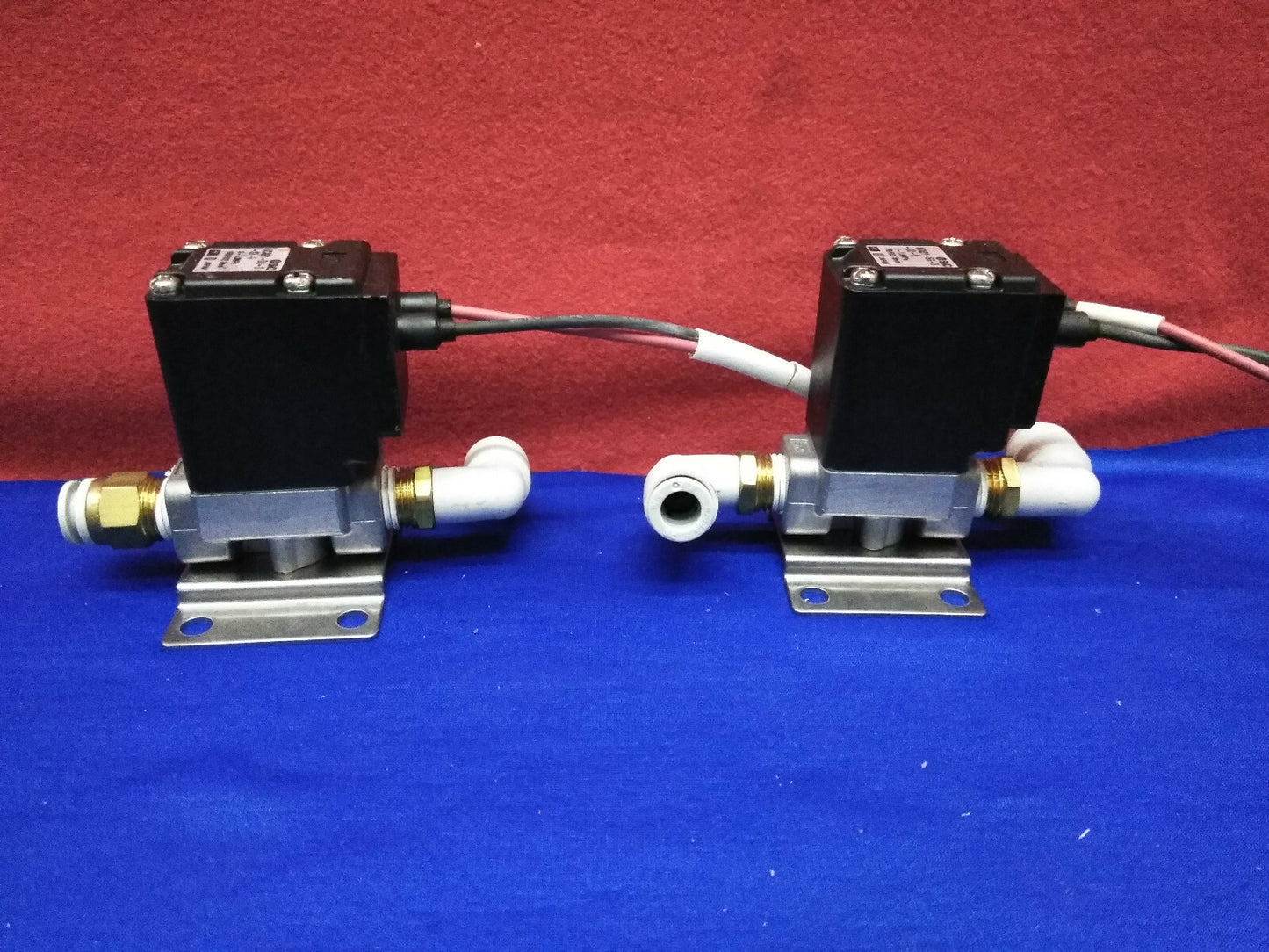1 LOT OF QTY 2 - SMC VCA21-5G-3-02-F SOLENOID VALVES 24VDC