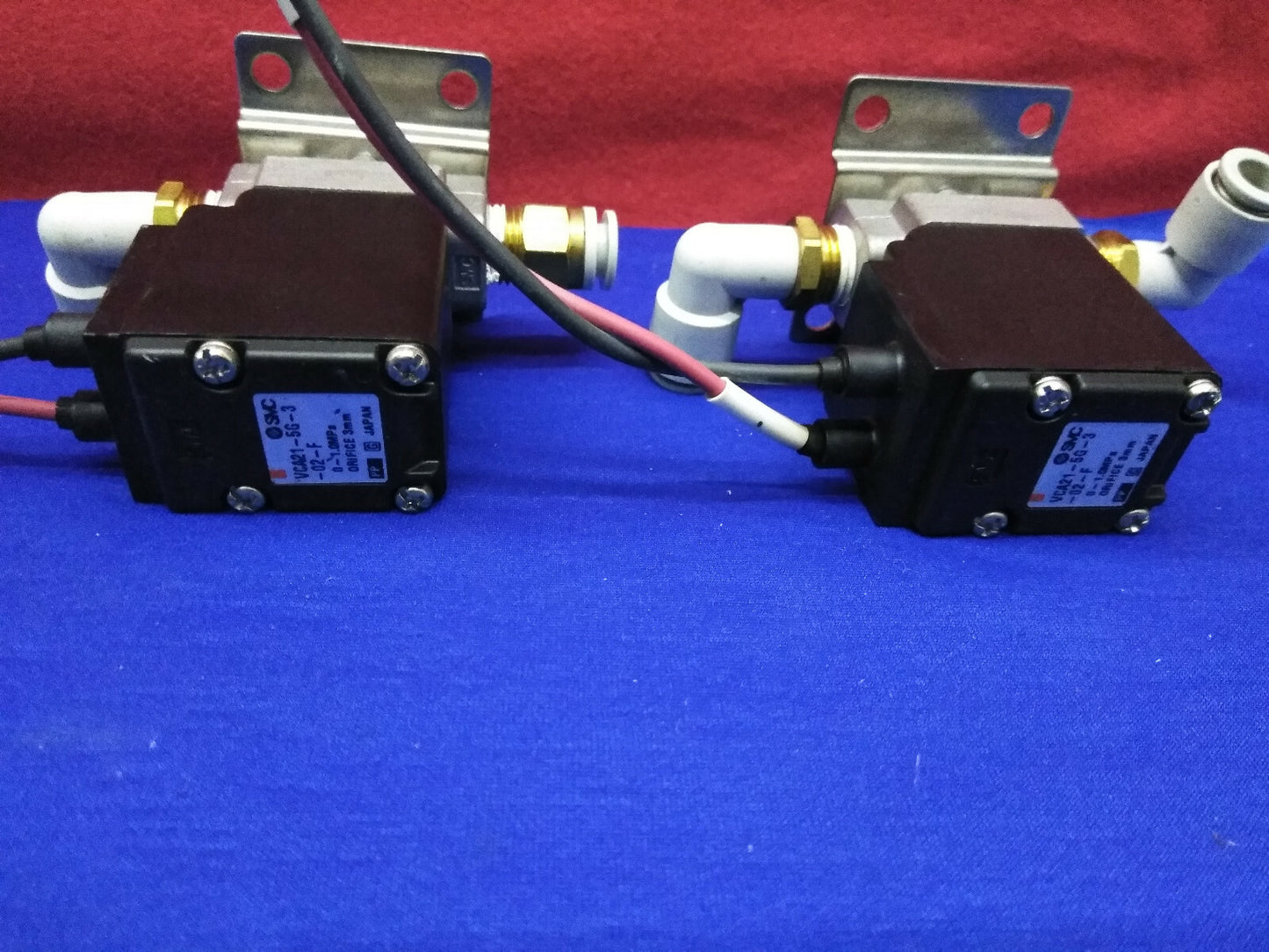 1 LOT OF QTY 2 - SMC VCA21-5G-3-02-F SOLENOID VALVES 24VDC