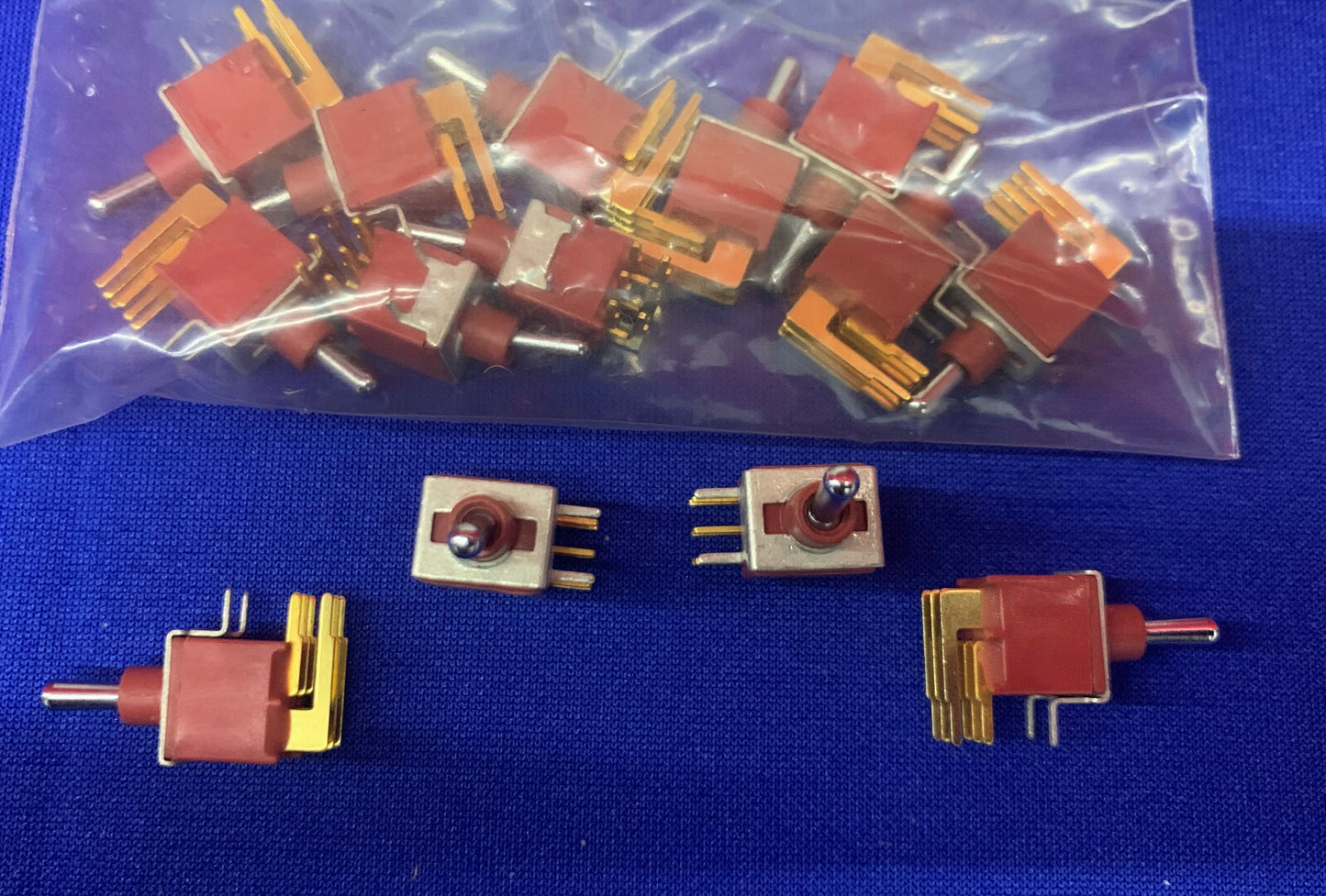 DIGI-KEY C&amp;K スイッチ トグル スイッチ ET21MD1ABE TINY R/A PC MNT DPDT。
