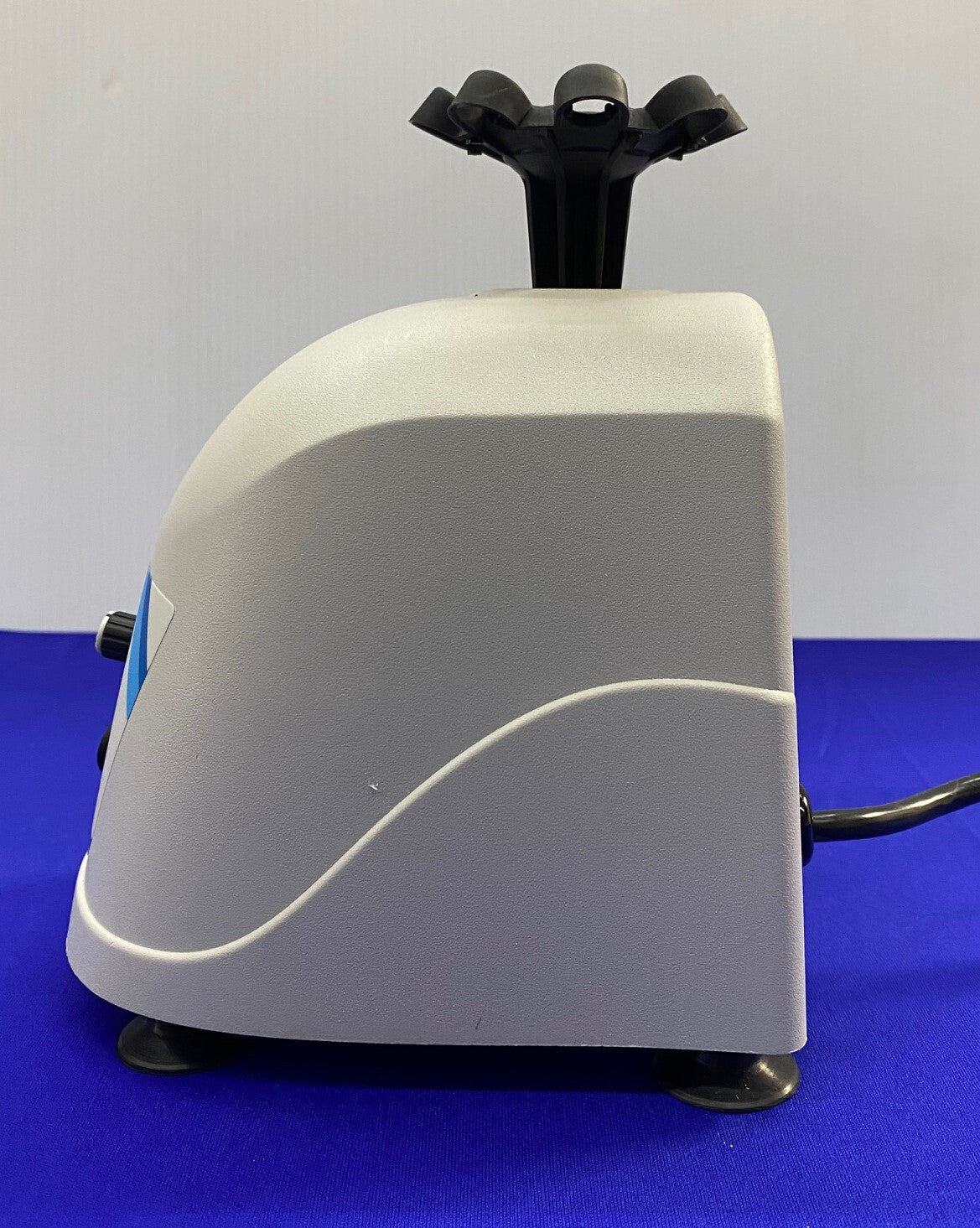 BENCHMARK SCIENTIFIC BV1000 VORTEX MIXER - NOTE STYLE OF MIXER HEAD