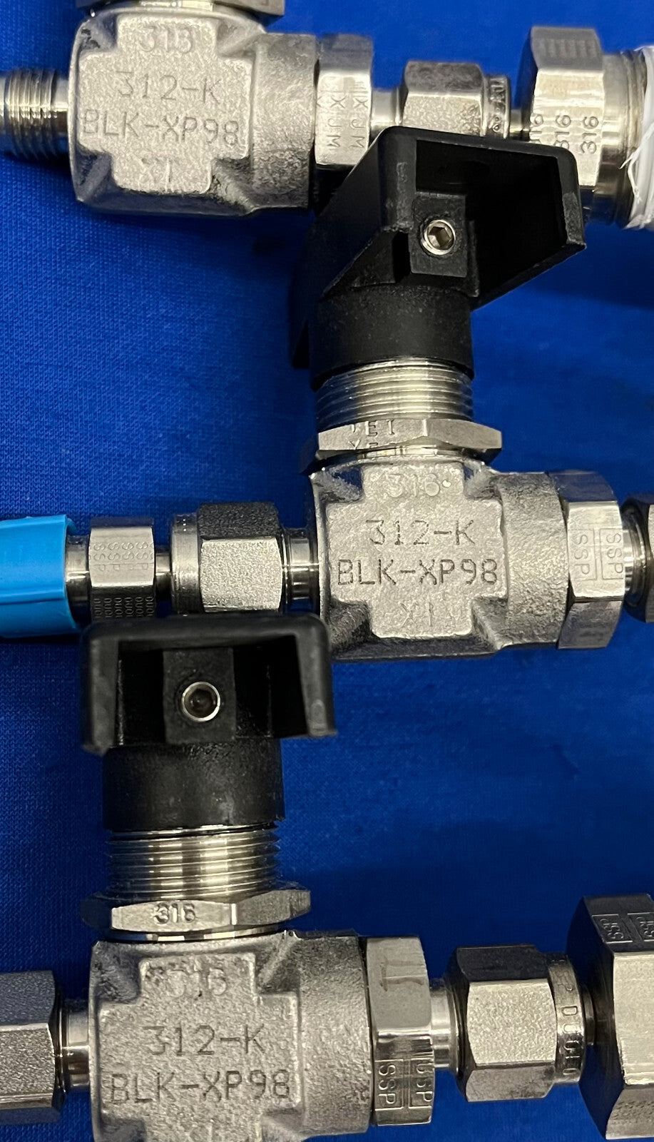 SSP FLOLOK 2-WAY BALL VALVE 316 312-K BLK-XP98 / SSP FEMALE 3-WAY FITTINGS QTY 3