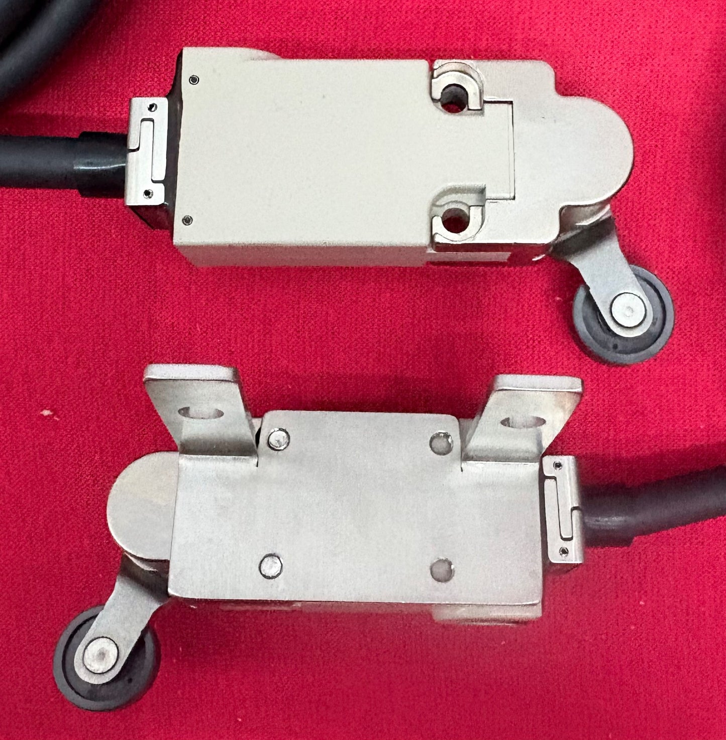 OMRON SAFETY LIMIT SWITCH D4F-320-5D ROLLER LEVER ACTUATOR - 1 LOT QTY 2