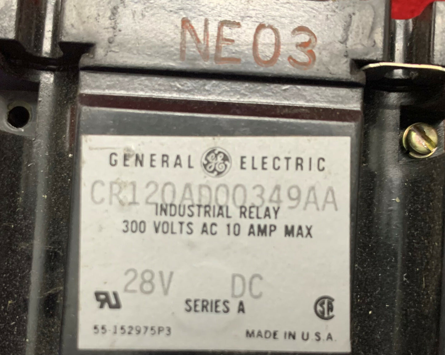1 Los mit 2 GE General Electric Industrierelais CR120AD00349AA 28 VDC Serie A