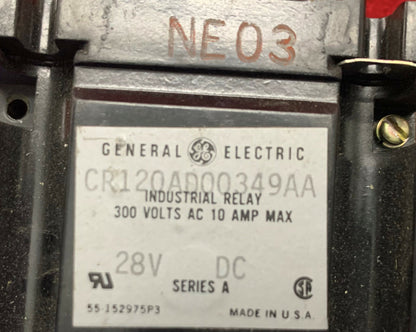 1 Los mit 2 GE General Electric Industrierelais CR120AD00349AA 28 VDC Serie A