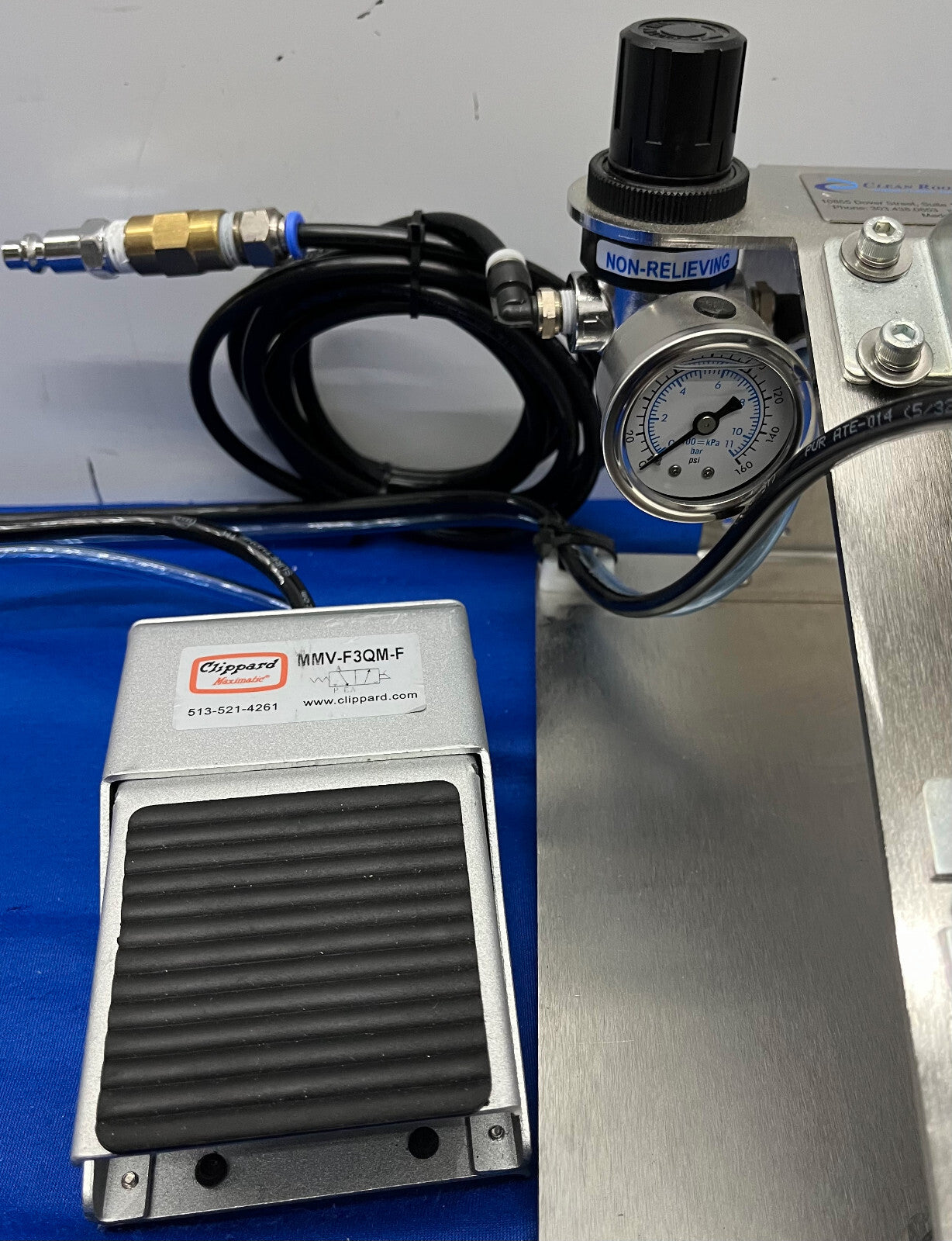 DISPOSITIVI PER CAMERE BIANCHE ESPANSORE PER TUBI CRD200 CON BASE IN ACCIAIO INOX E PEDALE