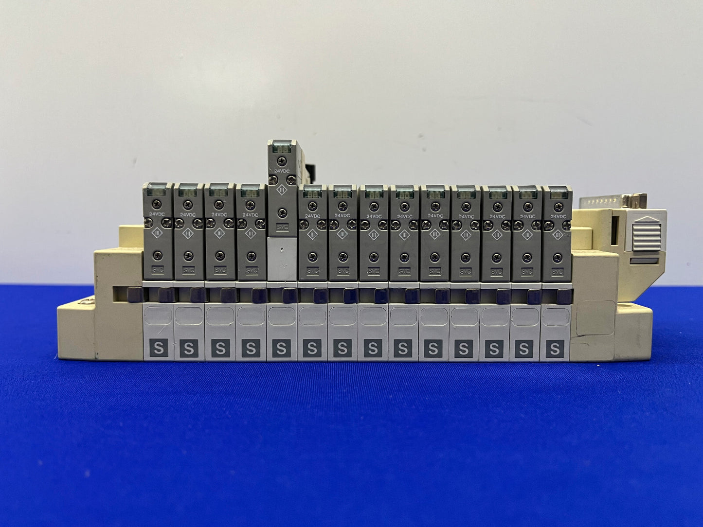 SMC SS5V1-1010983-03-1 GRUPPO BLOCCO COLLETTORE VALVOLA STAZIONE QTY 14 SV1100-5FU 