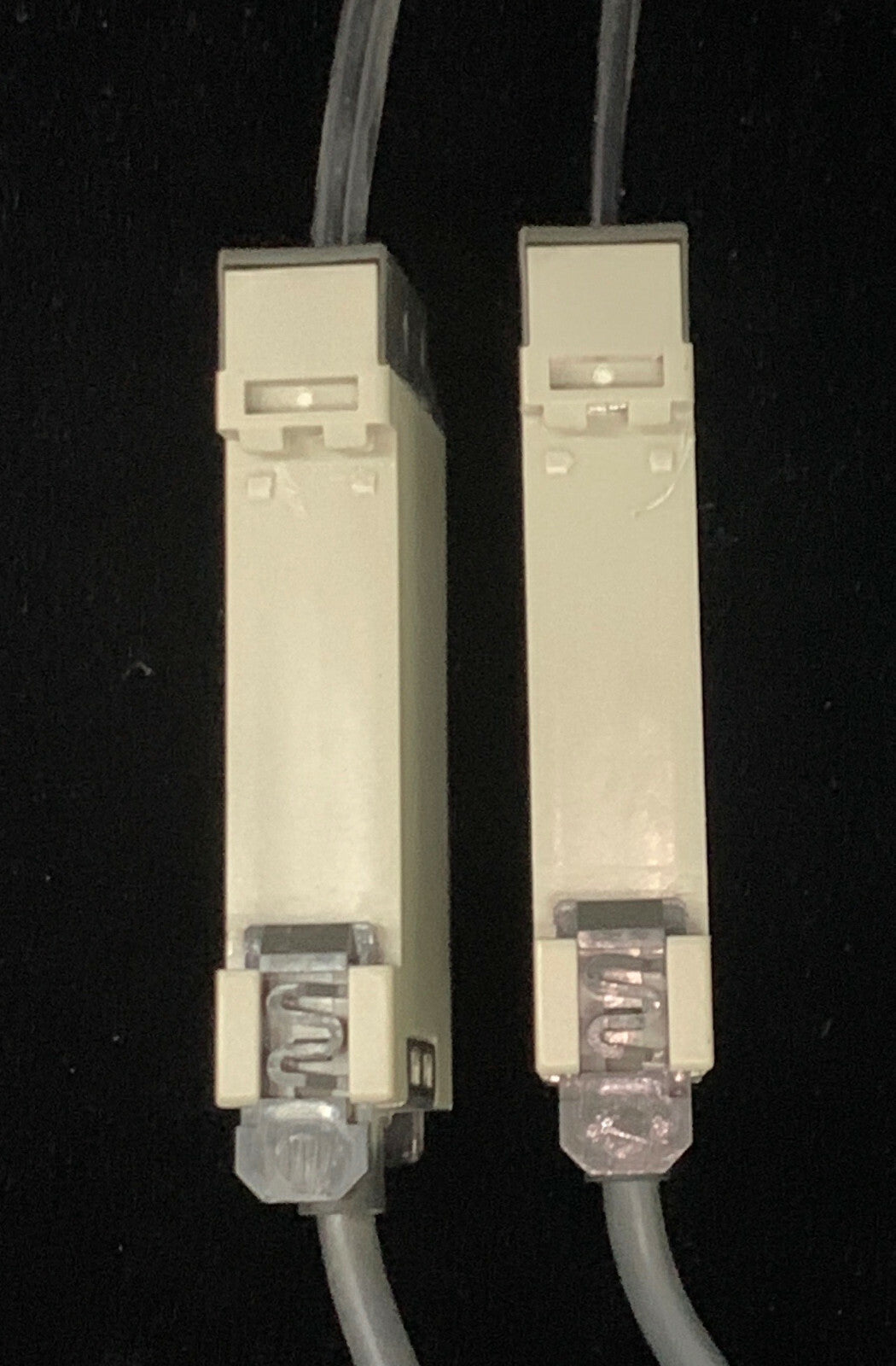 QTY 2 - SENSORE FOTOELETTRICO OMRON E3X-A11