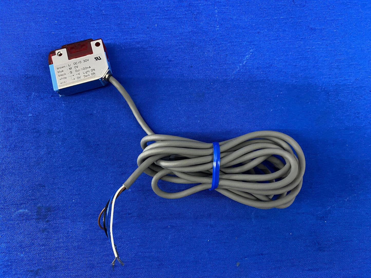 SICK WL170-N132 WL170N132 REFLEX PHOTOELECTRIC SWITCH WITH REFLECTOR & HARDWARE