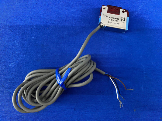 SICK WL170-N132 WL170N132 REFLEX PHOTOELECTRIC SWITCH WITH REFLECTOR & HARDWARE