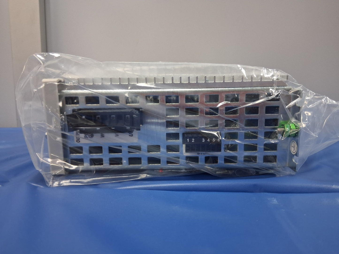 Allen Bradley KINETIX 350 SERVO DRIVE  2097-V33PR3-LM PN-102499 120V /240  NEW
