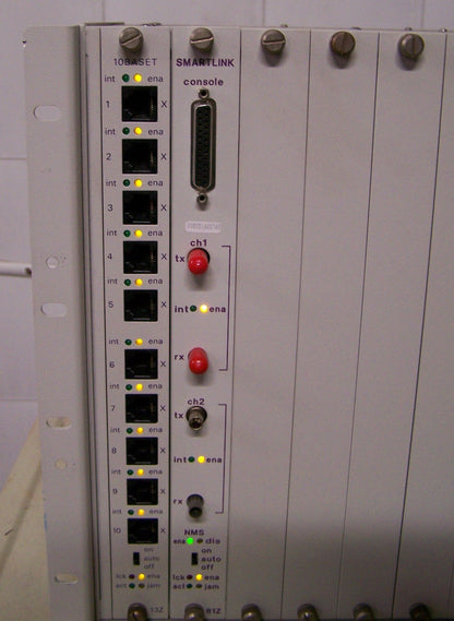 FIBERMUX FX6600+ 2 カード: 10 BASET 13Z および SMART LINK 81Z カード クロスボウ シャーシ