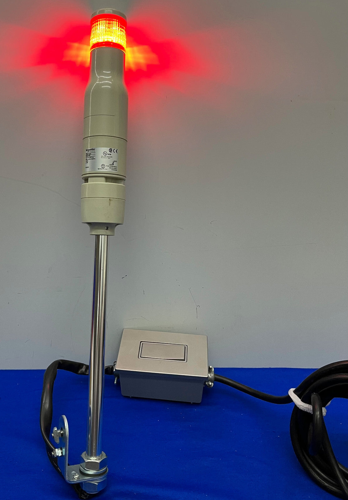 SCHNEIDER ELECTRIC XVC4M1 100-240 V ROTER LICHTMASTTURM HARMONY mit EIN-/AUS-SCHALTER