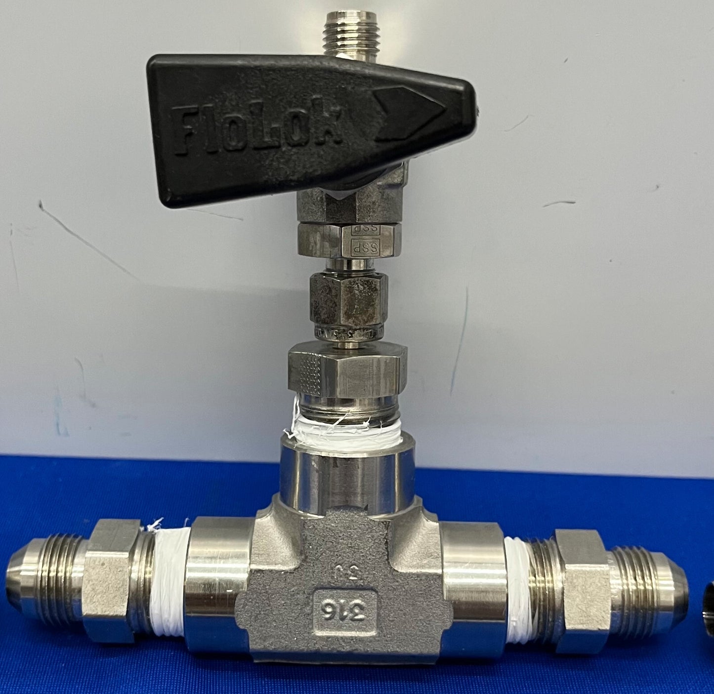 SSP FLOLOK 2-WAY BALL VALVE 316 312-K BLK-XP98 / SSP FEMALE 3-WAY FITTINGS QTY 3