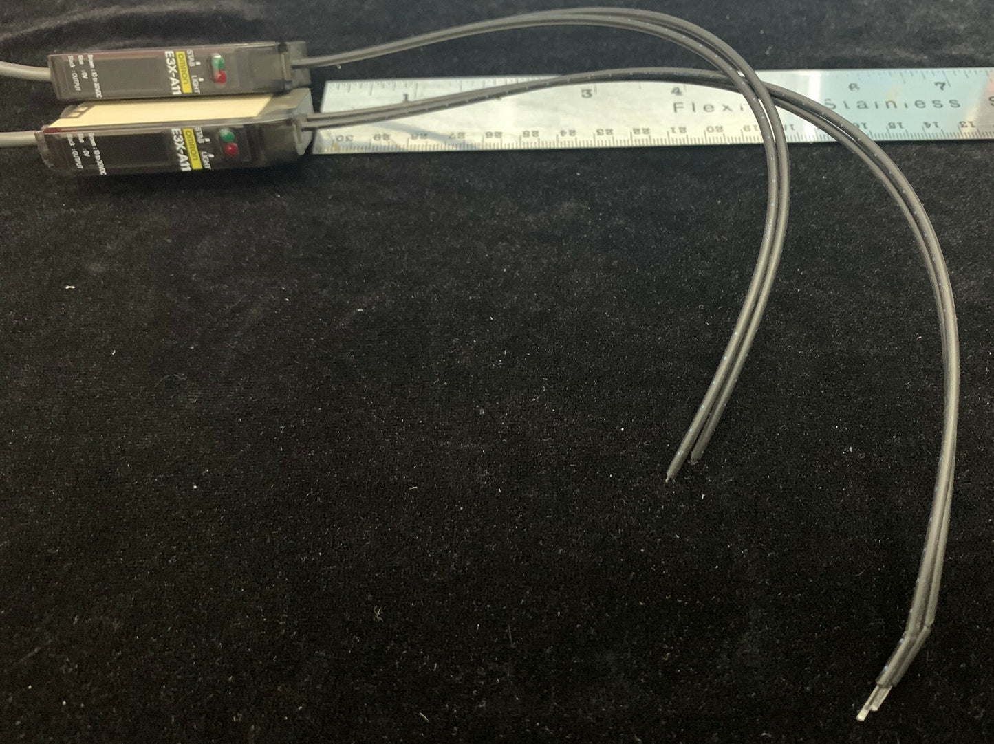 QTY 2 - SENSORE FOTOELETTRICO OMRON E3X-A11