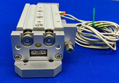 PRESSE À COULISSEAU DE TABLE SMC MXS16-50