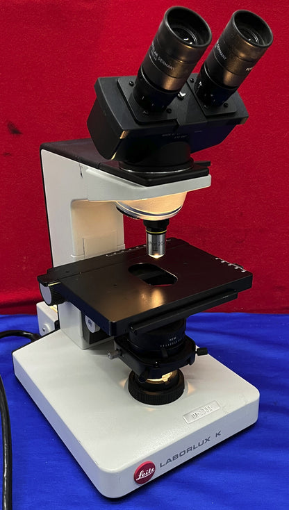 LEITZ LABORLUX K BINOCULAR MICROSCOPE 02043.036 W/ PERIPLAN 10X/18 EYEPIECES