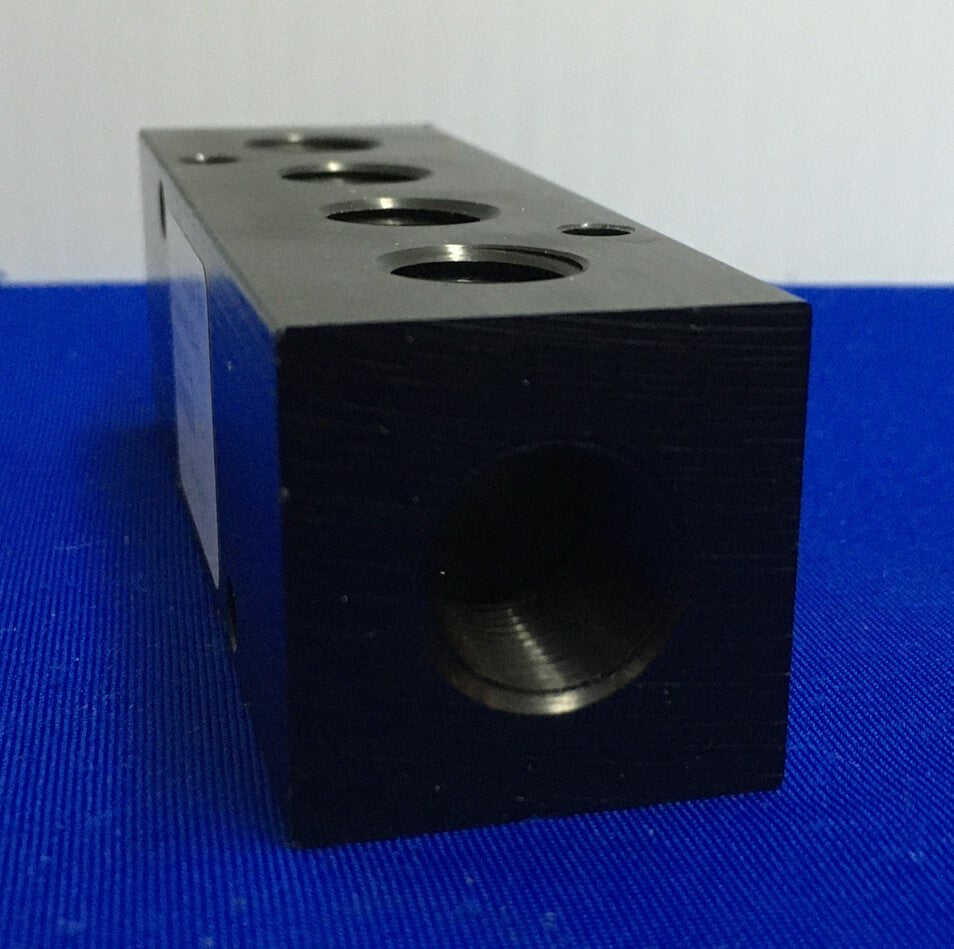 PNEUMADYNE M20-250-4 MANIFOLD 3/8" INLET SIZE 1/4" OUTLET SIZE NPT